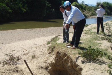 Vì sao 5 học sinh chết vùi trong cát?